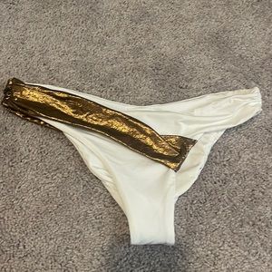 BEACH BUNNY SWIMWEAR WHITE & BRONZE BIKINI BOTTOMS
